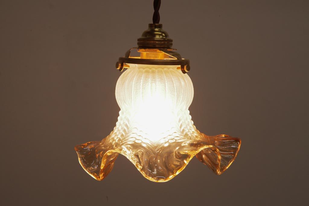 フランスアンティーク　波うつようなフリルシェードが可愛らしいペンダントライト(天井照明、電笠)