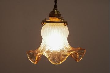 フランスアンティーク　波うつようなフリルシェードが可愛らしいペンダントライト(天井照明、電笠)