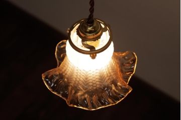 フランスアンティーク　波うつようなフリルシェードが可愛らしいペンダントライト(天井照明、電笠)