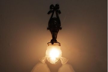 フランス製　リボンとフリルが可憐な印象与えるブラケット(壁掛け照明)
