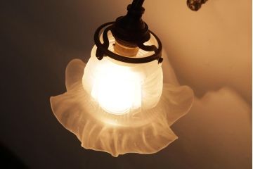 フランス製　リボンとフリルが可憐な印象与えるブラケット(壁掛け照明)