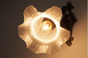 フランス製　リボンとフリルが可憐な印象与えるブラケット(壁掛け照明)