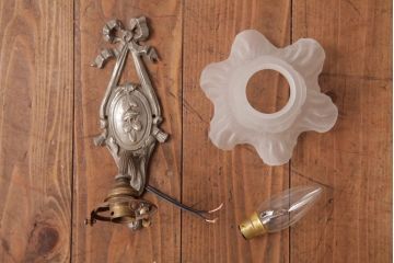 フランス製　リボンとフリルが可憐な印象与えるブラケット(壁掛け照明)