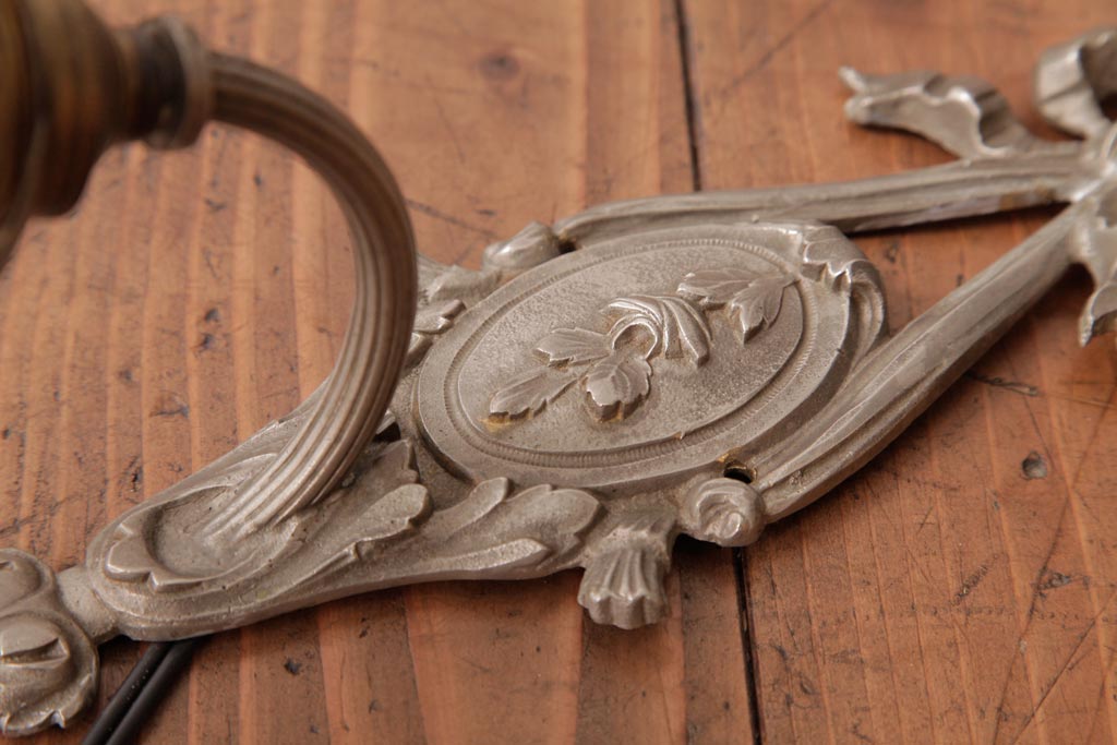 フランス製　リボンとフリルが可憐な印象与えるブラケット(壁掛け照明)