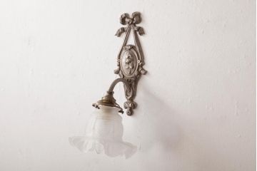 フランス製　リボンとフリルが可憐な印象与えるブラケット(壁掛け照明)
