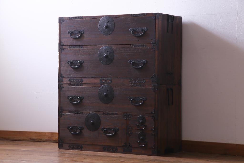 アンティーク家具　和製アンティーク　前面桐材　時を経た質感が味わい深い重ね箪笥(衣装箪笥、引き出し、桐箪笥、桐たんす)