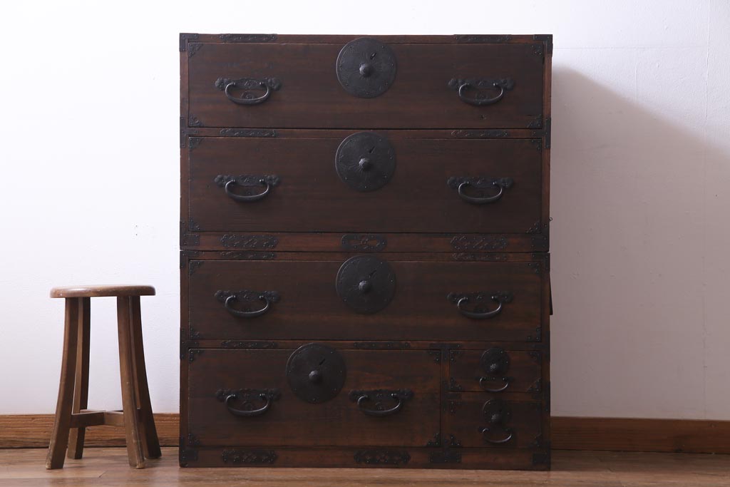 アンティーク家具　和製アンティーク　前面桐材　時を経た質感が味わい深い重ね箪笥(衣装箪笥、引き出し、桐箪笥、桐たんす)