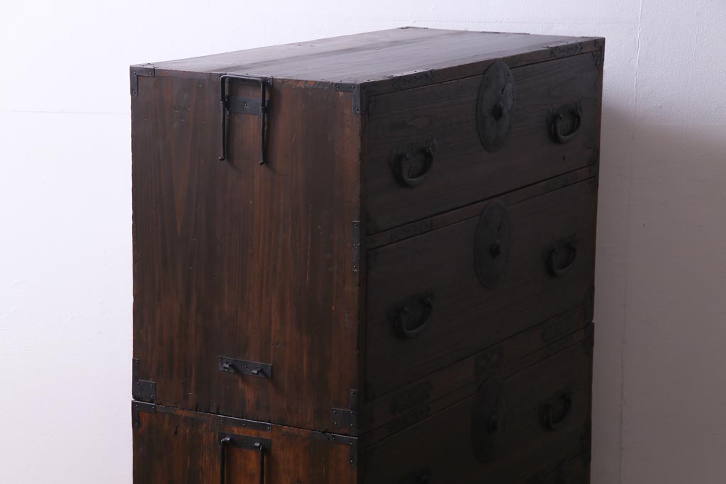 アンティーク家具　和製アンティーク　前面桐材　時を経た質感が味わい深い重ね箪笥(衣装箪笥、引き出し、桐箪笥、桐たんす)