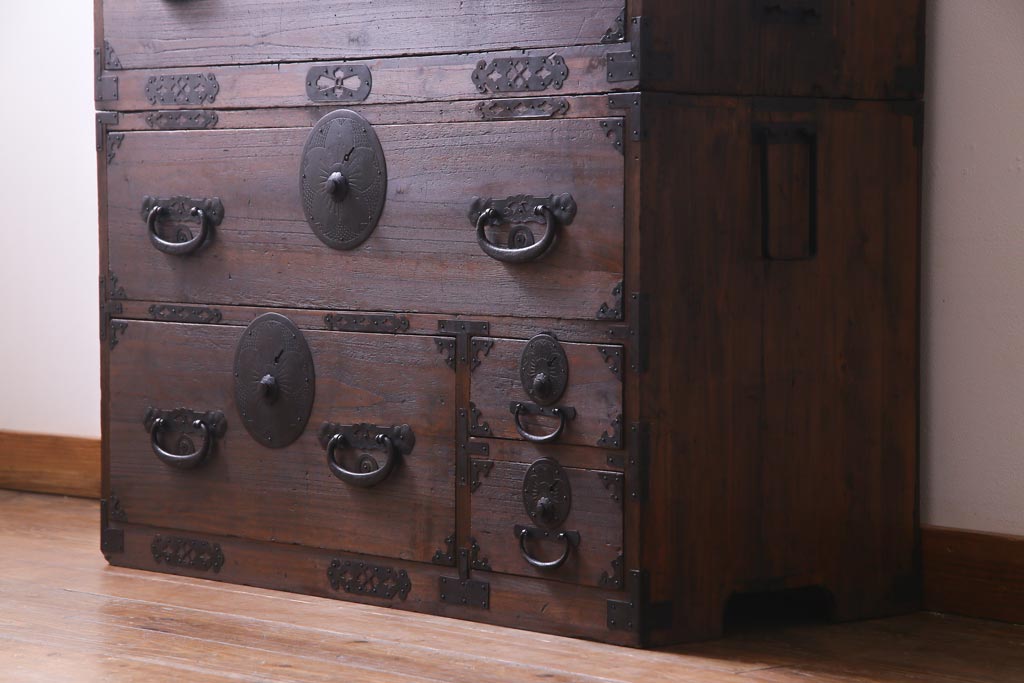 アンティーク家具　和製アンティーク　前面桐材　時を経た質感が味わい深い重ね箪笥(衣装箪笥、引き出し、桐箪笥、桐たんす)