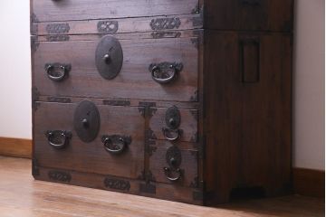 アンティーク家具　和製アンティーク　前面桐材　時を経た質感が味わい深い重ね箪笥(衣装箪笥、引き出し、桐箪笥、桐たんす)