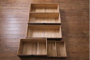 アンティーク家具　和製アンティーク　前面桐材　時を経た質感が味わい深い重ね箪笥(衣装箪笥、引き出し、桐箪笥、桐たんす)