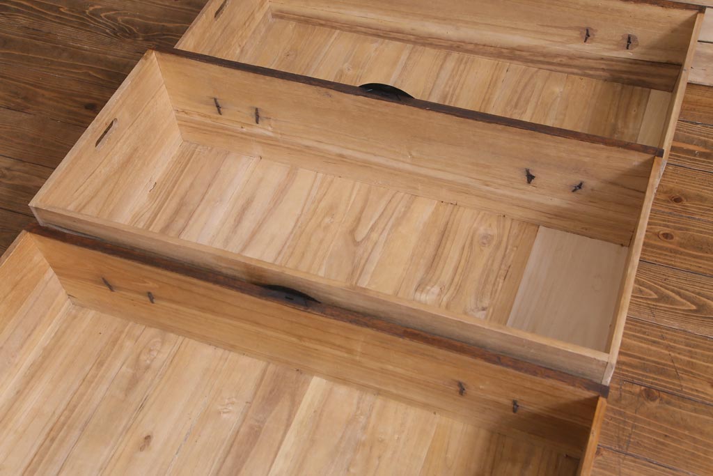 アンティーク家具　和製アンティーク　前面桐材　時を経た質感が味わい深い重ね箪笥(衣装箪笥、引き出し、桐箪笥、桐たんす)