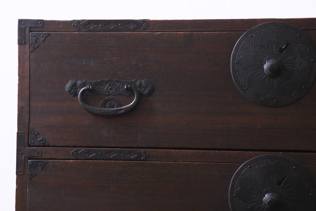 アンティーク家具　和製アンティーク　前面桐材　時を経た質感が味わい深い重ね箪笥(衣装箪笥、引き出し、桐箪笥、桐たんす)