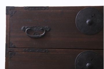 アンティーク家具　和製アンティーク　前面桐材　時を経た質感が味わい深い重ね箪笥(衣装箪笥、引き出し、桐箪笥、桐たんす)