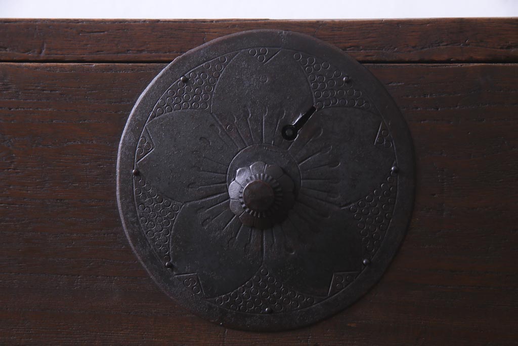 アンティーク家具　和製アンティーク　前面桐材　時を経た質感が味わい深い重ね箪笥(衣装箪笥、引き出し、桐箪笥、桐たんす)