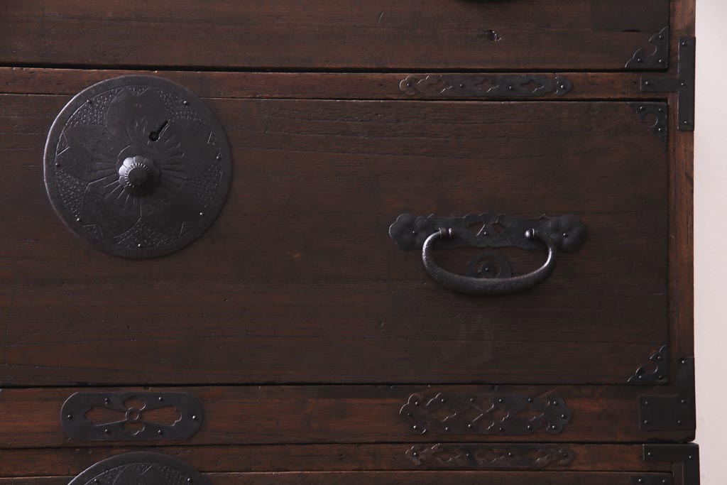 アンティーク家具　和製アンティーク　前面桐材　時を経た質感が味わい深い重ね箪笥(衣装箪笥、引き出し、桐箪笥、桐たんす)