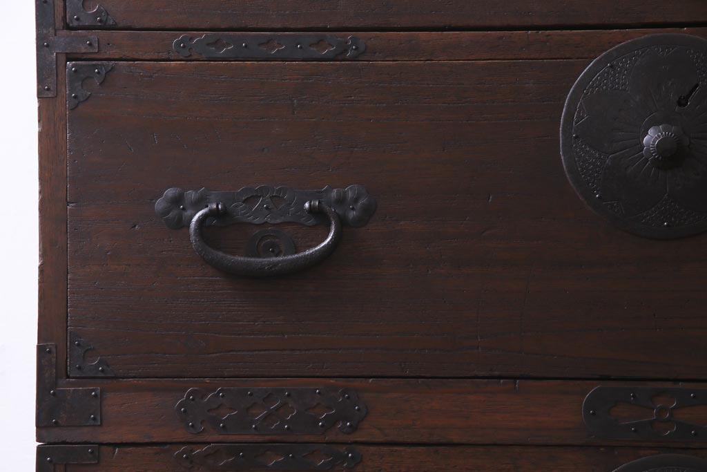 アンティーク家具　和製アンティーク　前面桐材　時を経た質感が味わい深い重ね箪笥(衣装箪笥、引き出し、桐箪笥、桐たんす)