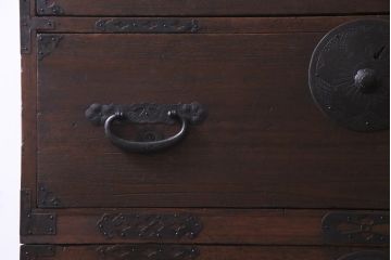 アンティーク家具　和製アンティーク　前面桐材　時を経た質感が味わい深い重ね箪笥(衣装箪笥、引き出し、桐箪笥、桐たんす)