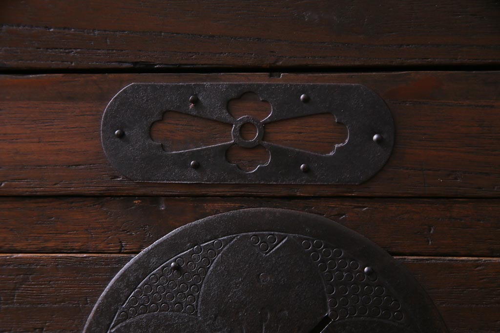 アンティーク家具　和製アンティーク　前面桐材　時を経た質感が味わい深い重ね箪笥(衣装箪笥、引き出し、桐箪笥、桐たんす)