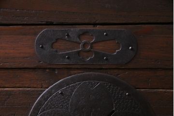 アンティーク家具　和製アンティーク　前面桐材　時を経た質感が味わい深い重ね箪笥(衣装箪笥、引き出し、桐箪笥、桐たんす)