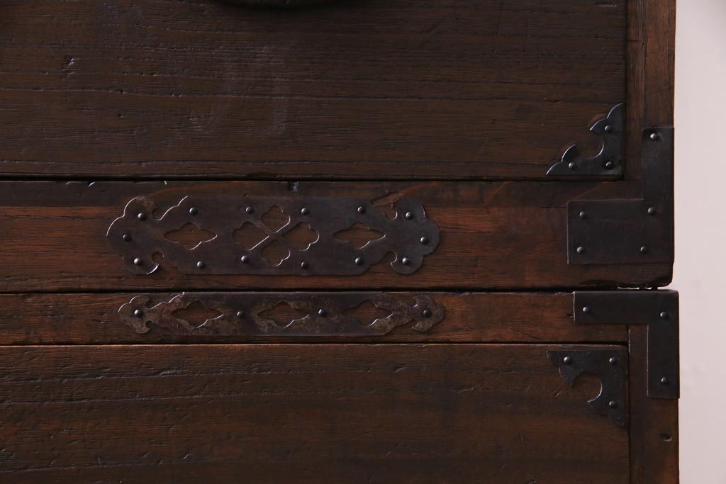 アンティーク家具　和製アンティーク　前面桐材　時を経た質感が味わい深い重ね箪笥(衣装箪笥、引き出し、桐箪笥、桐たんす)