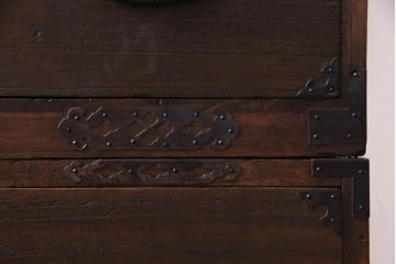 アンティーク家具　和製アンティーク　前面桐材　時を経た質感が味わい深い重ね箪笥(衣装箪笥、引き出し、桐箪笥、桐たんす)