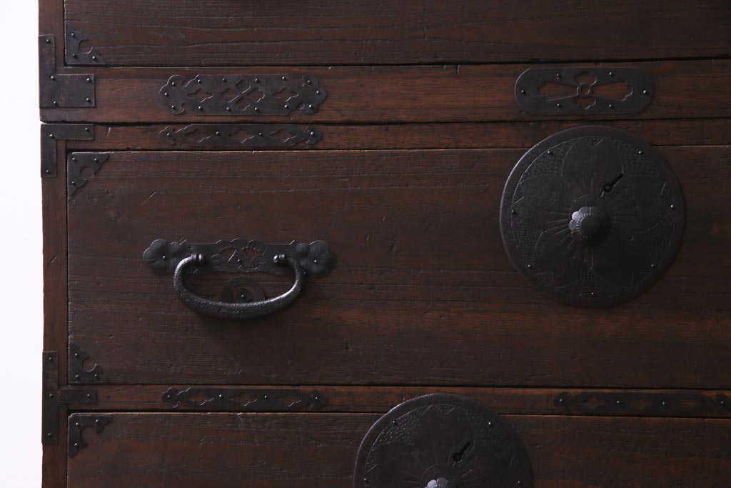 アンティーク家具　和製アンティーク　前面桐材　時を経た質感が味わい深い重ね箪笥(衣装箪笥、引き出し、桐箪笥、桐たんす)