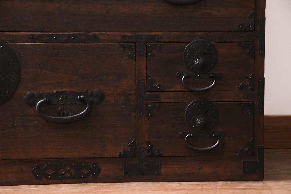 アンティーク家具　和製アンティーク　前面桐材　時を経た質感が味わい深い重ね箪笥(衣装箪笥、引き出し、桐箪笥、桐たんす)