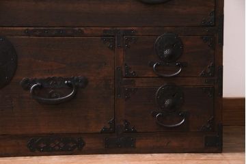 アンティーク家具　和製アンティーク　前面桐材　時を経た質感が味わい深い重ね箪笥(衣装箪笥、引き出し、桐箪笥、桐たんす)