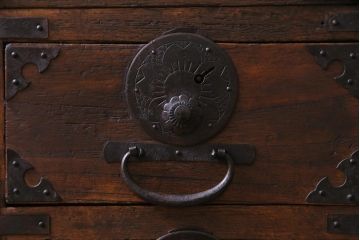 アンティーク家具　和製アンティーク　前面桐材　時を経た質感が味わい深い重ね箪笥(衣装箪笥、引き出し、桐箪笥、桐たんす)