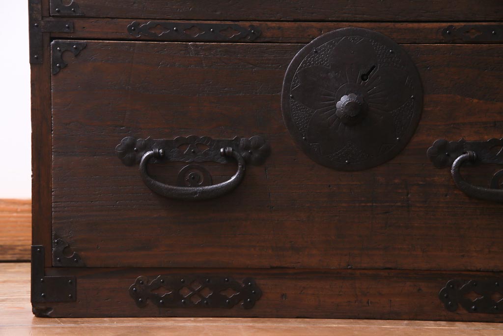 アンティーク家具　和製アンティーク　前面桐材　時を経た質感が味わい深い重ね箪笥(衣装箪笥、引き出し、桐箪笥、桐たんす)