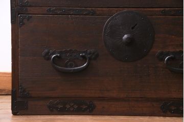 アンティーク家具　和製アンティーク　前面桐材　時を経た質感が味わい深い重ね箪笥(衣装箪笥、引き出し、桐箪笥、桐たんす)