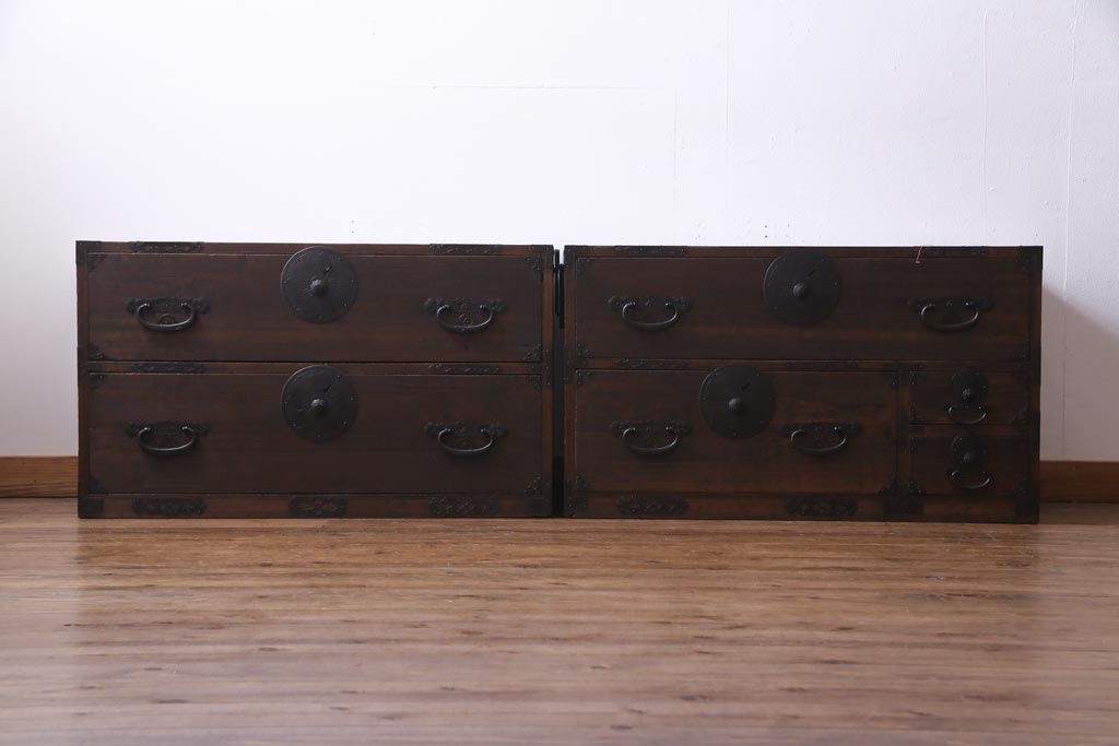 アンティーク家具　和製アンティーク　前面桐材　時を経た質感が味わい深い重ね箪笥(衣装箪笥、引き出し、桐箪笥、桐たんす)