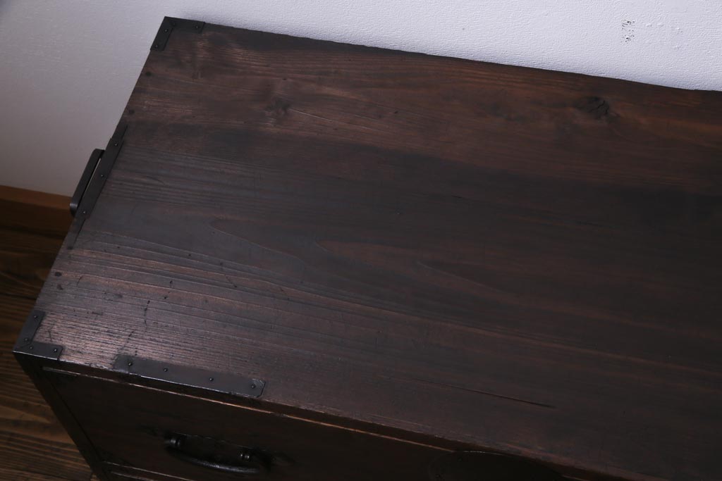 アンティーク家具　和製アンティーク　前面桐材　時を経た質感が味わい深い重ね箪笥(衣装箪笥、引き出し、桐箪笥、桐たんす)