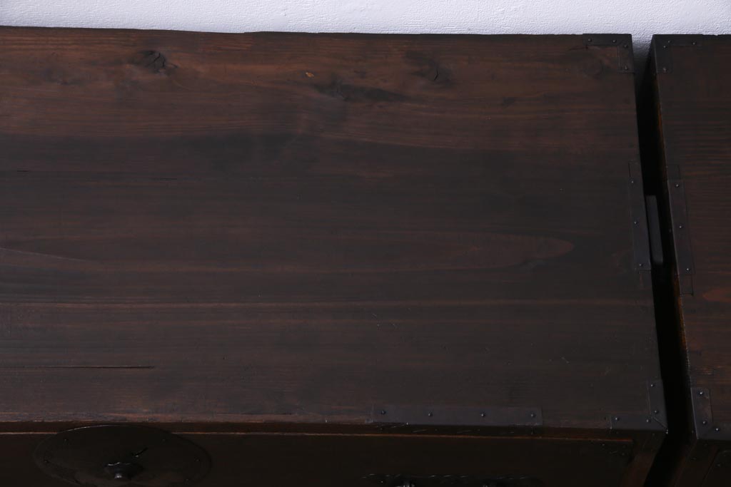 アンティーク家具　和製アンティーク　前面桐材　時を経た質感が味わい深い重ね箪笥(衣装箪笥、引き出し、桐箪笥、桐たんす)