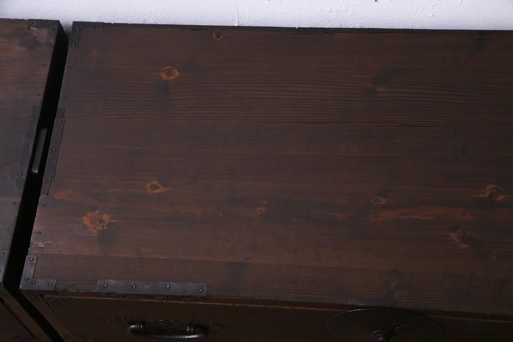 アンティーク家具　和製アンティーク　前面桐材　時を経た質感が味わい深い重ね箪笥(衣装箪笥、引き出し、桐箪笥、桐たんす)