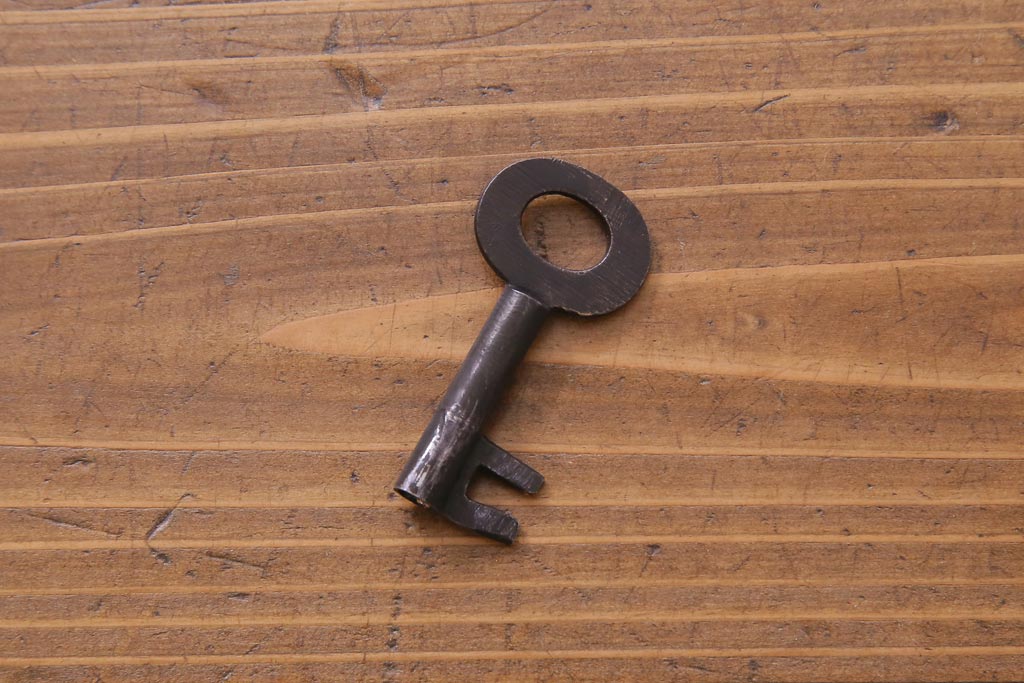 アンティーク家具　和製アンティーク　前面桐材　時を経た質感が味わい深い重ね箪笥(衣装箪笥、引き出し、桐箪笥、桐たんす)