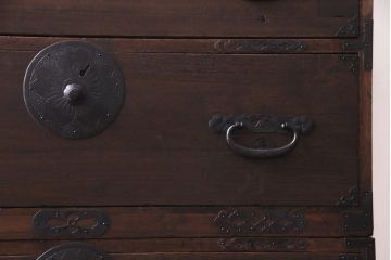 アンティーク家具　和製アンティーク　前面桐材　時を経た質感が味わい深い重ね箪笥(衣装箪笥、引き出し、桐箪笥、桐たんす)