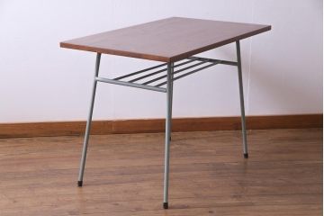ペイント家具　ヒノキ材　レトロな雰囲気漂うリメイクの鉄脚テーブル(作業台、カフェテーブル)