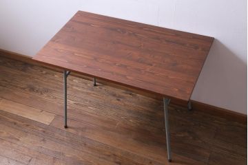 ペイント家具　ヒノキ材　レトロな雰囲気漂うリメイクの鉄脚テーブル(作業台、カフェテーブル)