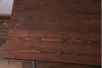 ペイント家具　ヒノキ材　レトロな雰囲気漂うリメイクの鉄脚テーブル(作業台、カフェテーブル)