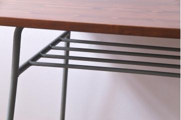ペイント家具　ヒノキ材　レトロな雰囲気漂うリメイクの鉄脚テーブル(作業台、カフェテーブル)