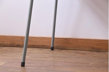 ペイント家具　ヒノキ材　レトロな雰囲気漂うリメイクの鉄脚テーブル(作業台、カフェテーブル)