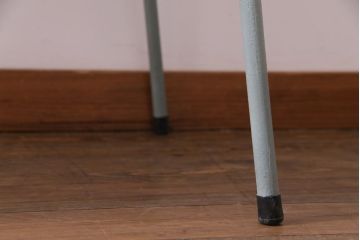 ペイント家具　ヒノキ材　レトロな雰囲気漂うリメイクの鉄脚テーブル(作業台、カフェテーブル)