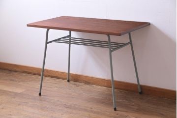 ペイント家具　ヒノキ材　レトロな雰囲気漂うリメイクの鉄脚テーブル(作業台、カフェテーブル)