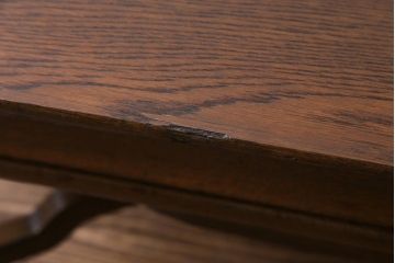 アンティーク家具　昭和初期　ナラ材　素朴な温かみを感じるラウンド型のセンターテーブル(リビングテーブル)