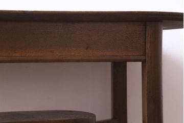 アンティーク家具　昭和初期　ナラ材　素朴な温かみを感じるラウンド型のセンターテーブル(リビングテーブル)