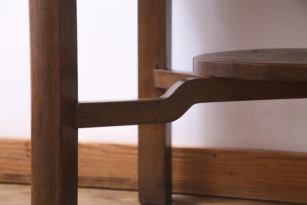 アンティーク家具　昭和初期　ナラ材　素朴な温かみを感じるラウンド型のセンターテーブル(リビングテーブル)