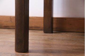 アンティーク家具　昭和初期　ナラ材　素朴な温かみを感じるラウンド型のセンターテーブル(リビングテーブル)