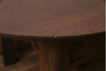 アンティーク家具　昭和初期　ナラ材　素朴な温かみを感じるラウンド型のセンターテーブル(リビングテーブル)